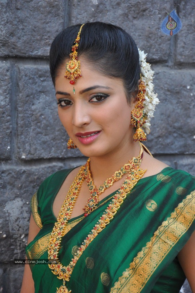 Haripriya Latest Stills - 27 / 77 photos