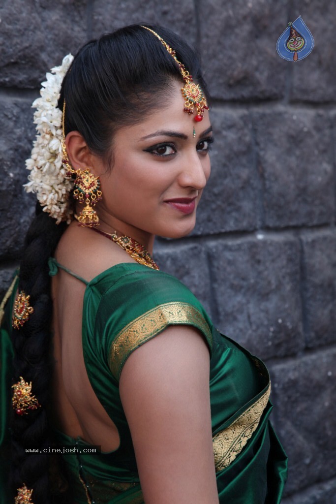 Haripriya Latest Stills - 28 / 77 photos