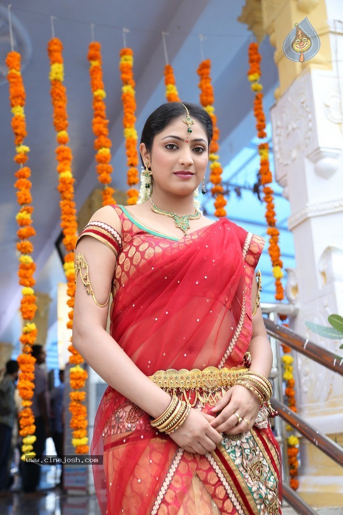 Haripriya New Pics - 12 / 77 photos