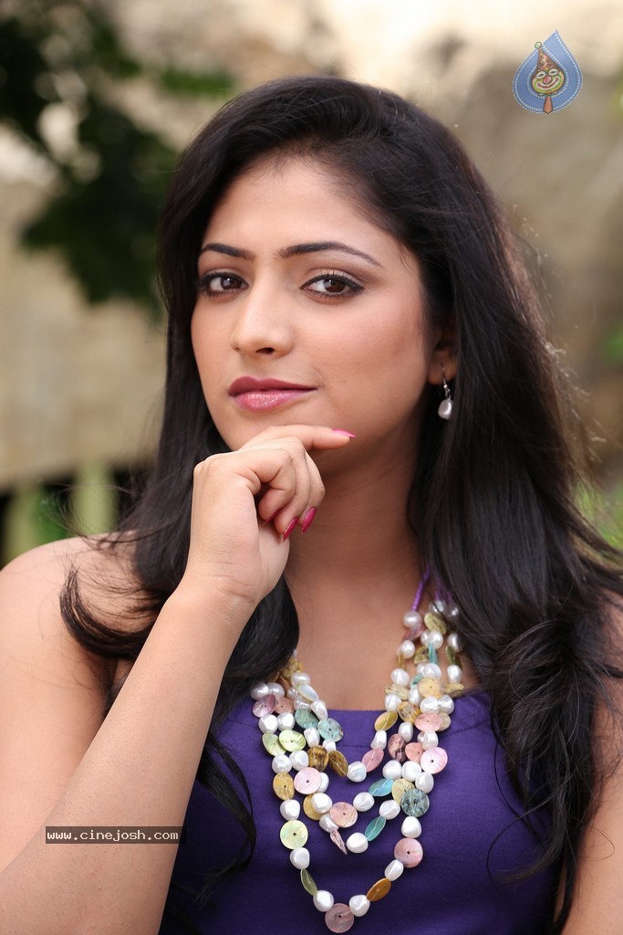 Haripriya New Pics - 14 / 77 photos