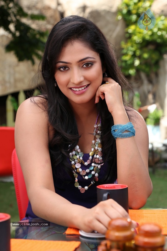 Haripriya New Pics - 36 / 77 photos