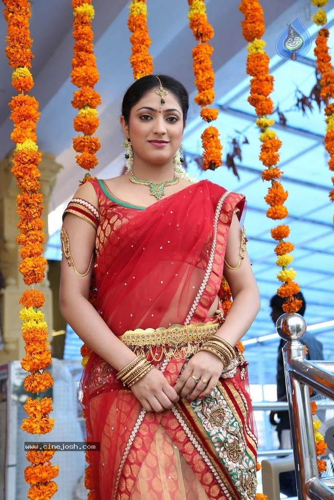 Haripriya New Pics - 38 / 77 photos