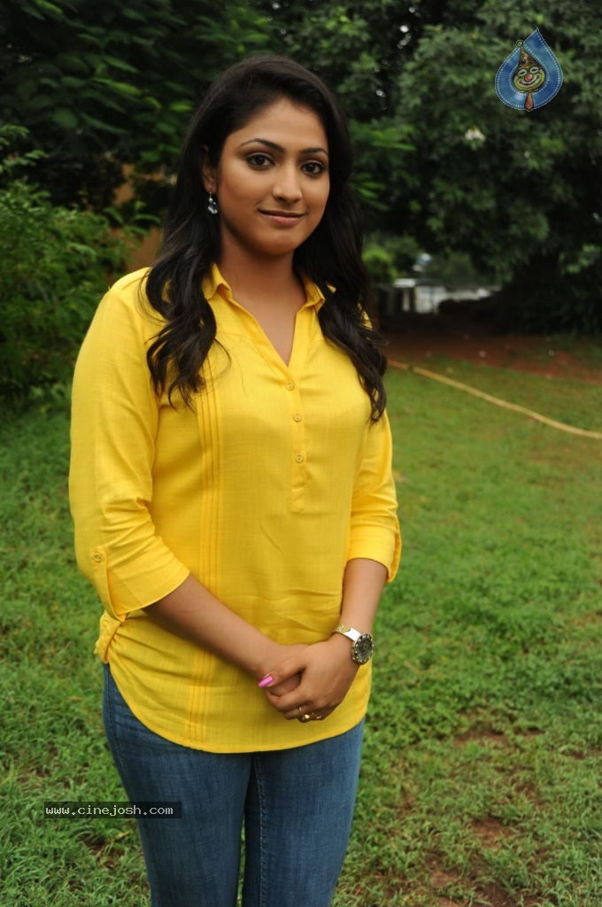 Haripriya Pics - 36 / 56 photos