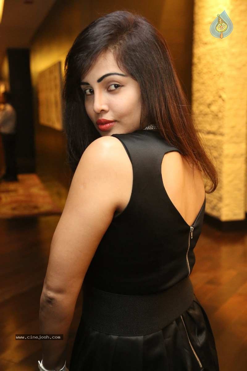 Hashika Dutt Stills - 4 / 67 photos