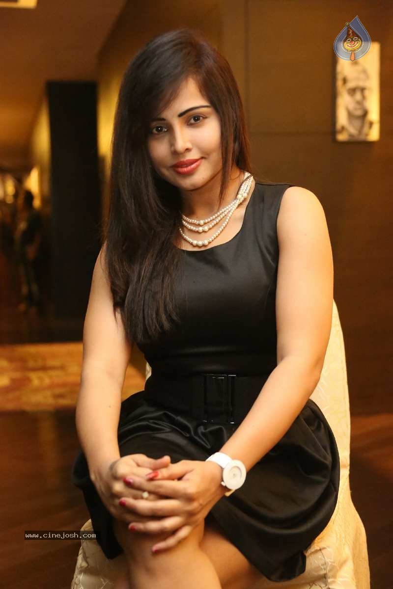 Hashika Dutt Stills - 24 / 67 photos