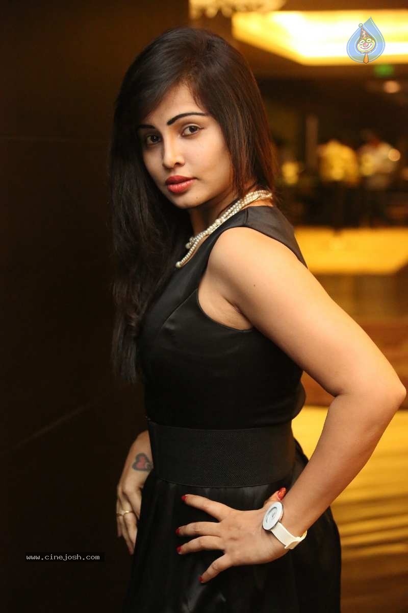 Hashika Dutt Stills - 26 / 67 photos