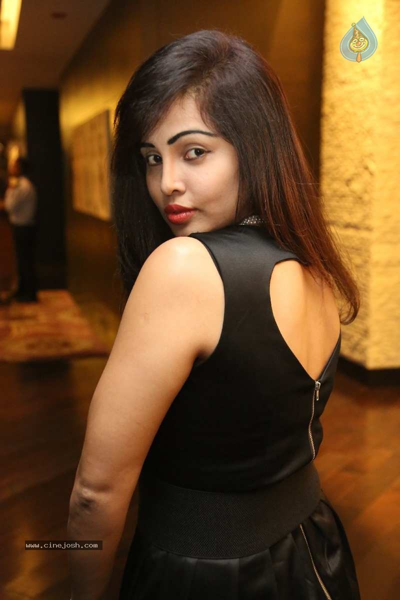 Hashika Dutt Stills - 27 / 67 photos