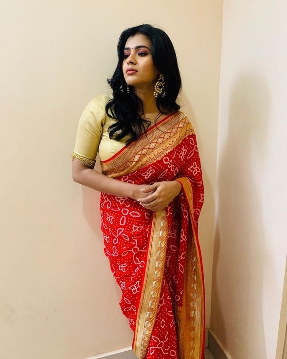 Hebah Patel Stills - 12 / 19 photos