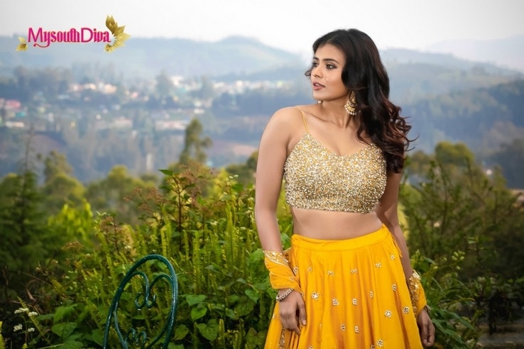 Hebah Patel Stills - 2 / 15 photos