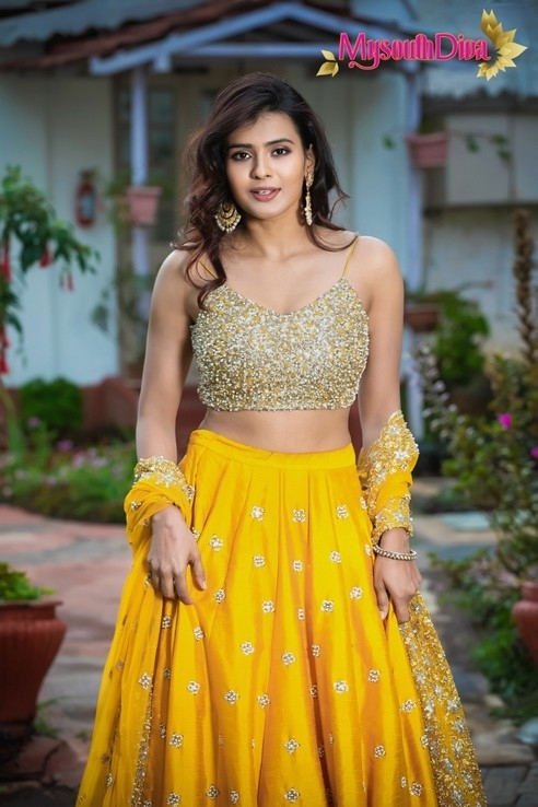 Hebah Patel Stills - 9 / 15 photos