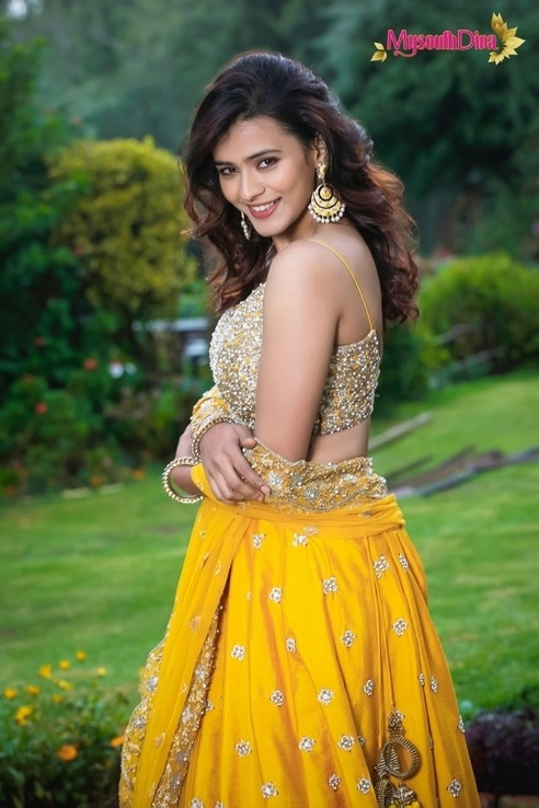 Hebah Patel Stills - 12 / 15 photos