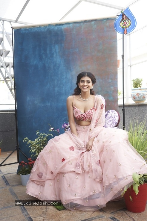 Hebah Patel Stills - 8 / 22 photos