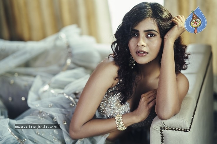 Hebah Patel Stills - 20 / 22 photos