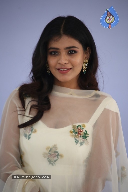 Hebah Patel Pictures - 2 / 21 photos