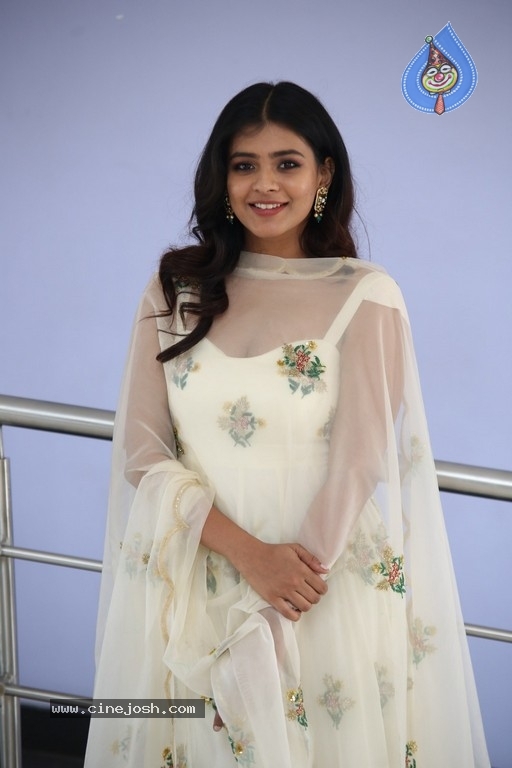 Hebah Patel Pictures - 21 / 21 photos