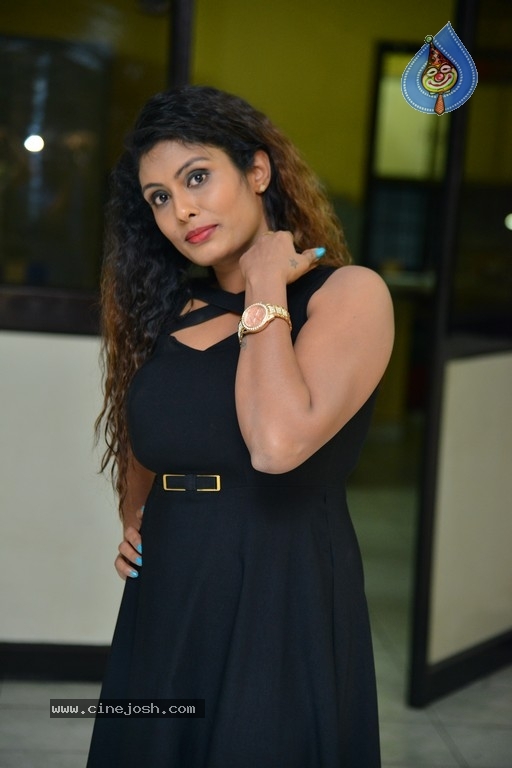 Heroine Radhika Stills - 1 / 7 photos