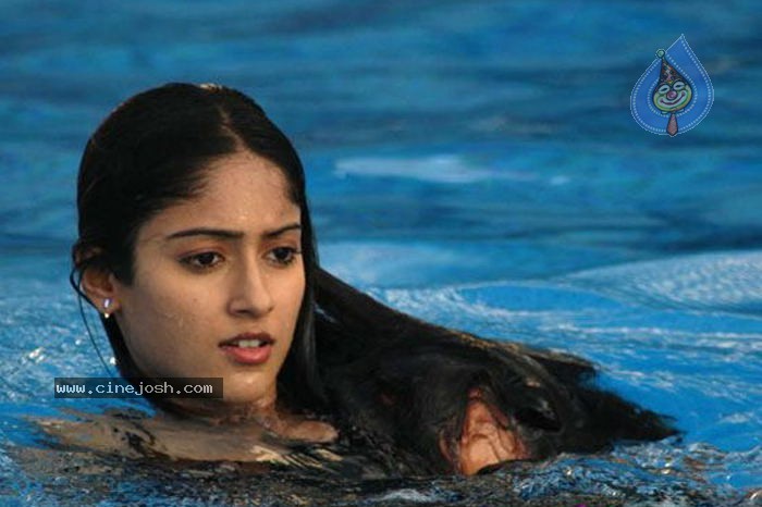 Ileana Stills - 49 / 60 photos