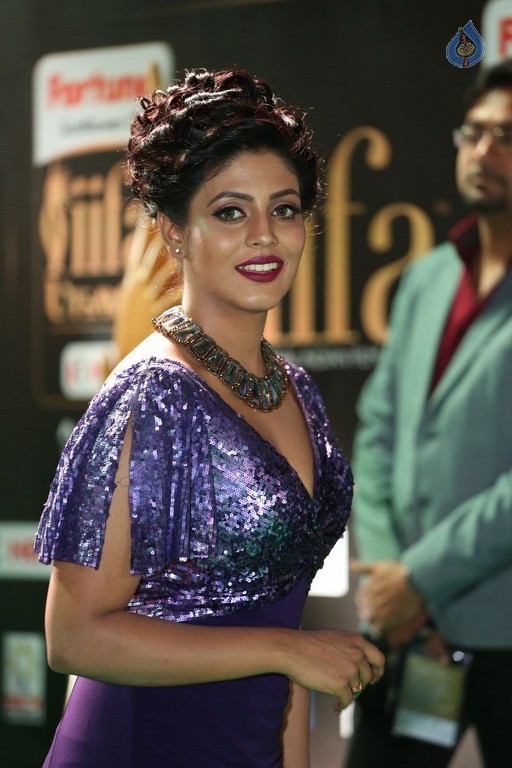 Iniya New Photos - 21 / 41 photos