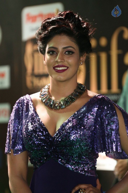 Iniya New Photos - 39 / 41 photos