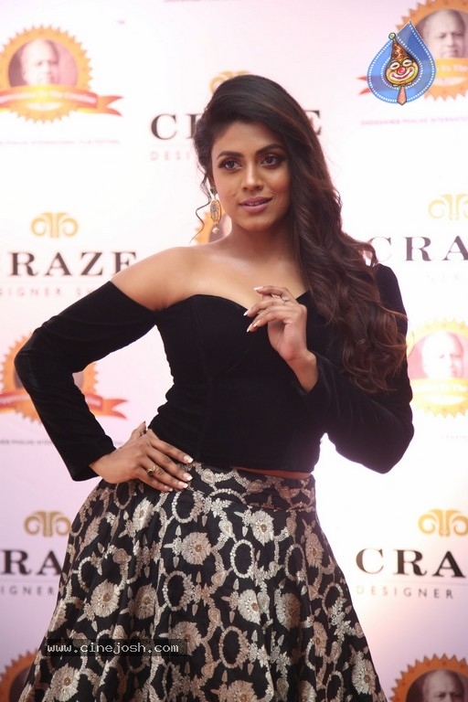 Iniya New Pics Photo 4 Of 20