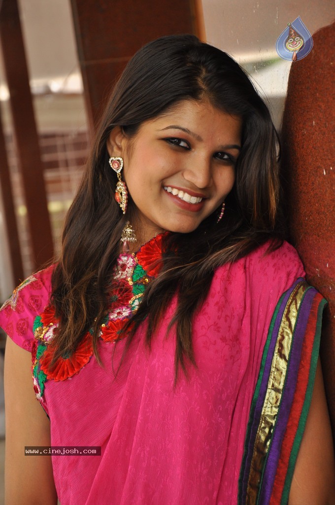 Isha Agarwal Stills - 5 / 35 photos