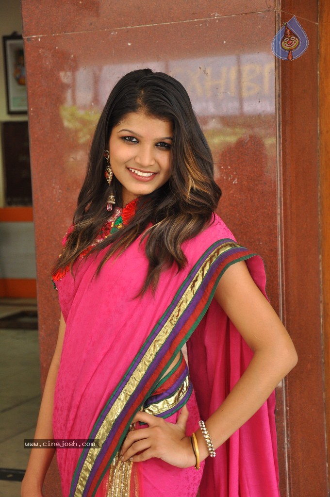 Isha Agarwal Stills - 17 / 35 photos