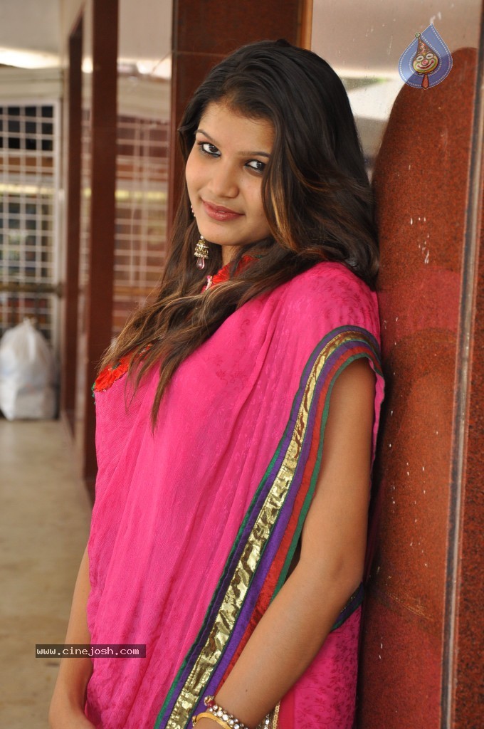 Isha Agarwal Stills - 31 / 35 photos