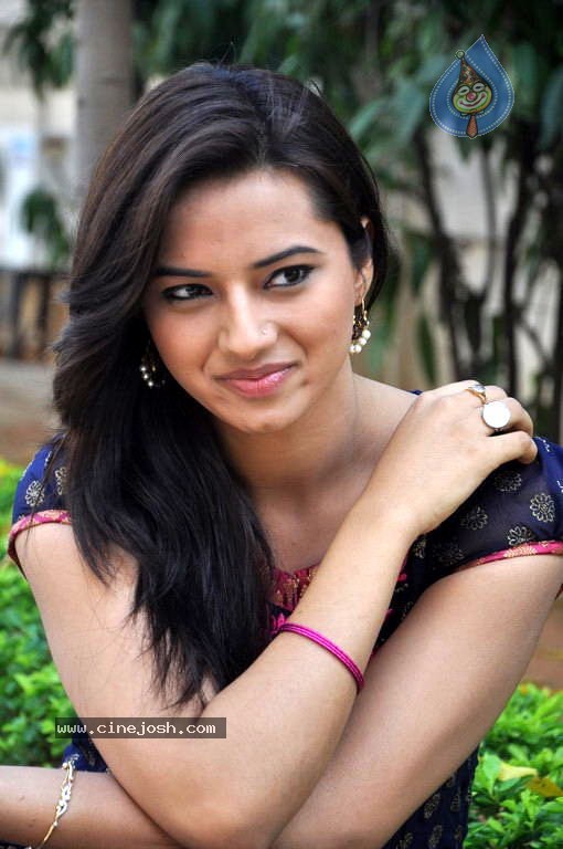 Isha Chawla Photo Gallery - 36 / 56 photos