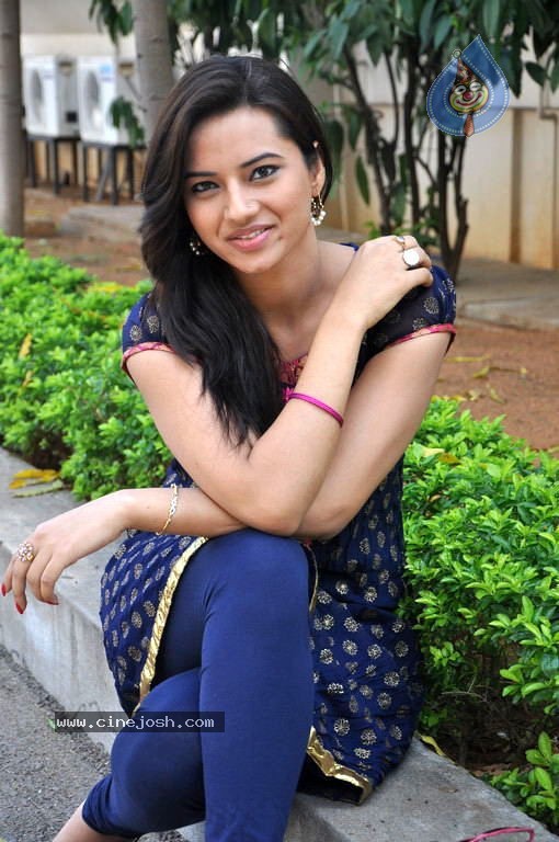 Isha Chawla Photo Gallery - 44 / 56 photos