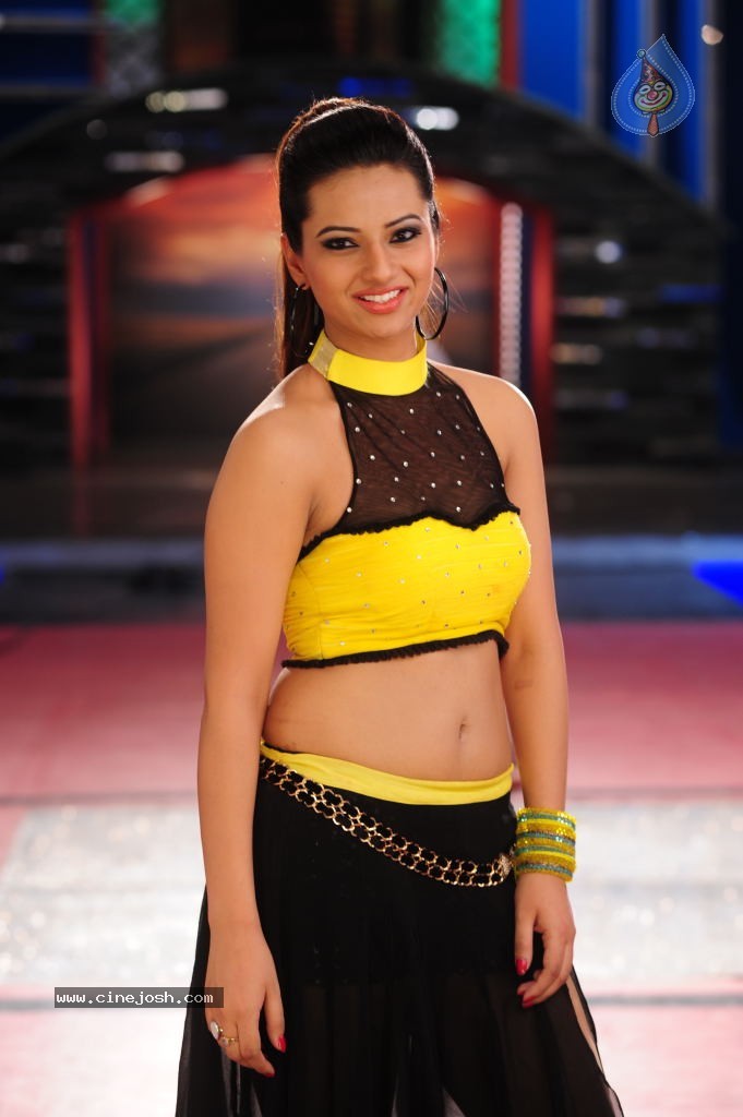 Isha Chawla Pics - 5 / 24 photos