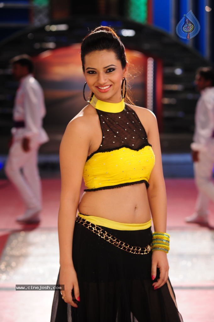 Isha Chawla Pics - 7 / 24 photos