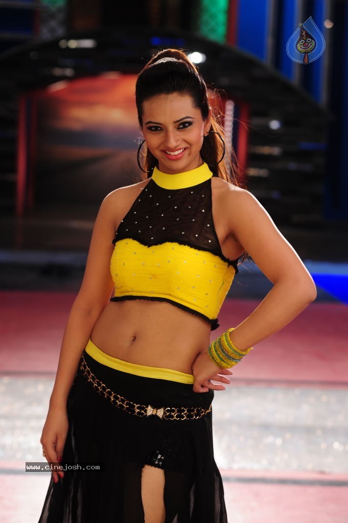 Isha Chawla Pics - 22 / 24 photos