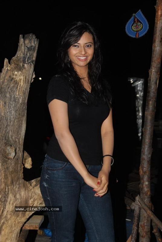 Isha Chawla Stills - 20 / 65 photos