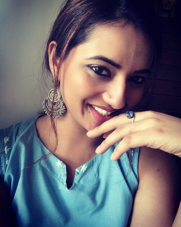 Isha Chawla Stills - 7 / 16 photos