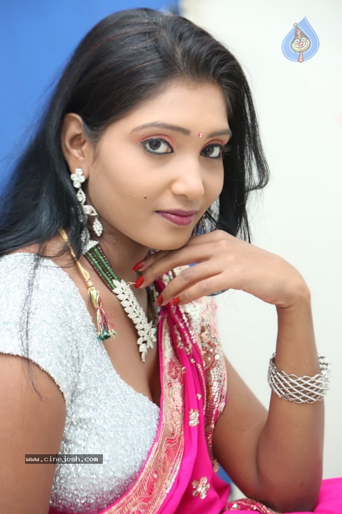 Isha Hot Stills - 35 / 76 photos