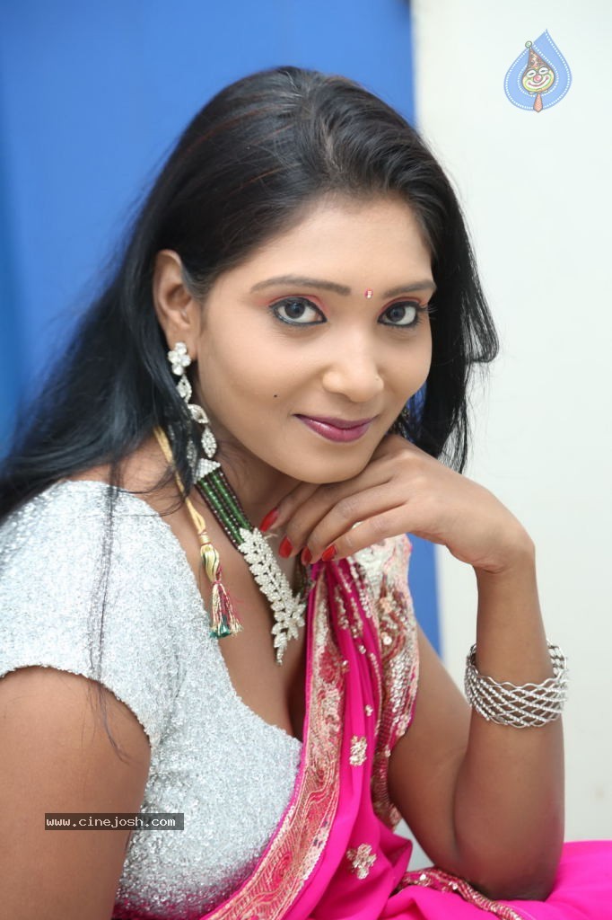 Isha Hot Stills - 36 / 76 photos