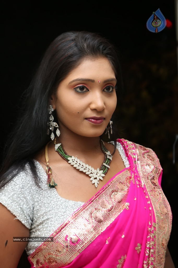 Isha Hot Stills - 55 / 76 photos