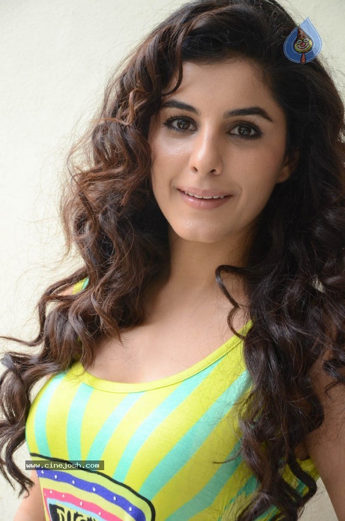 Isha Talwar Images - 33 / 39 photos