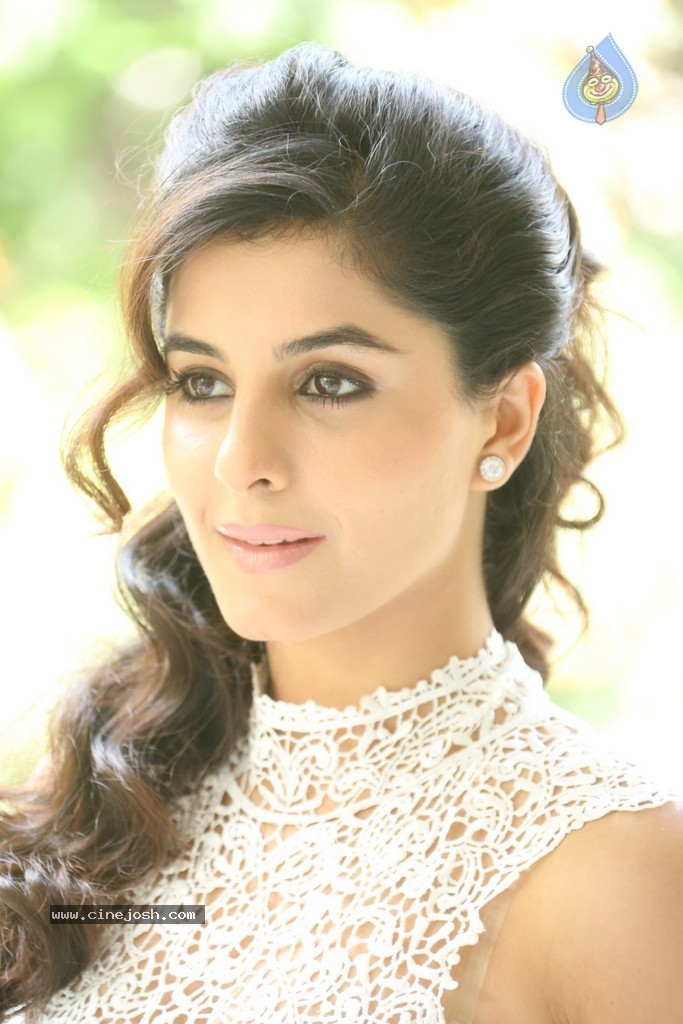 Isha Talwar Pics - 16 / 107 photos