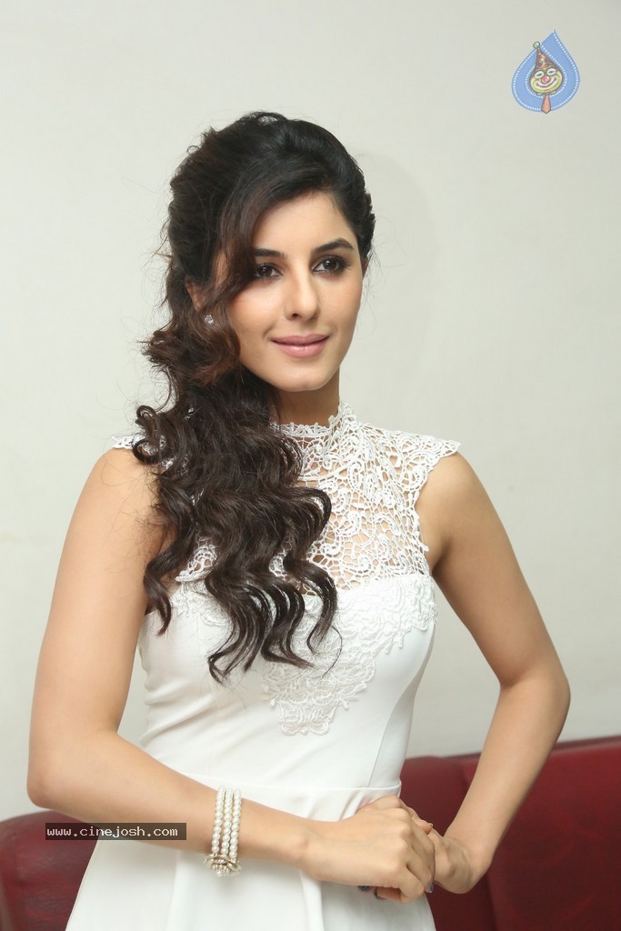 Isha Talwar Pics - 31 / 107 photos