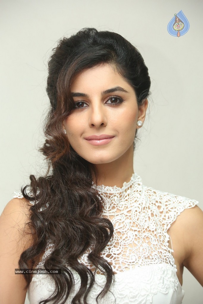 Isha Talwar Pics - 49 / 107 photos