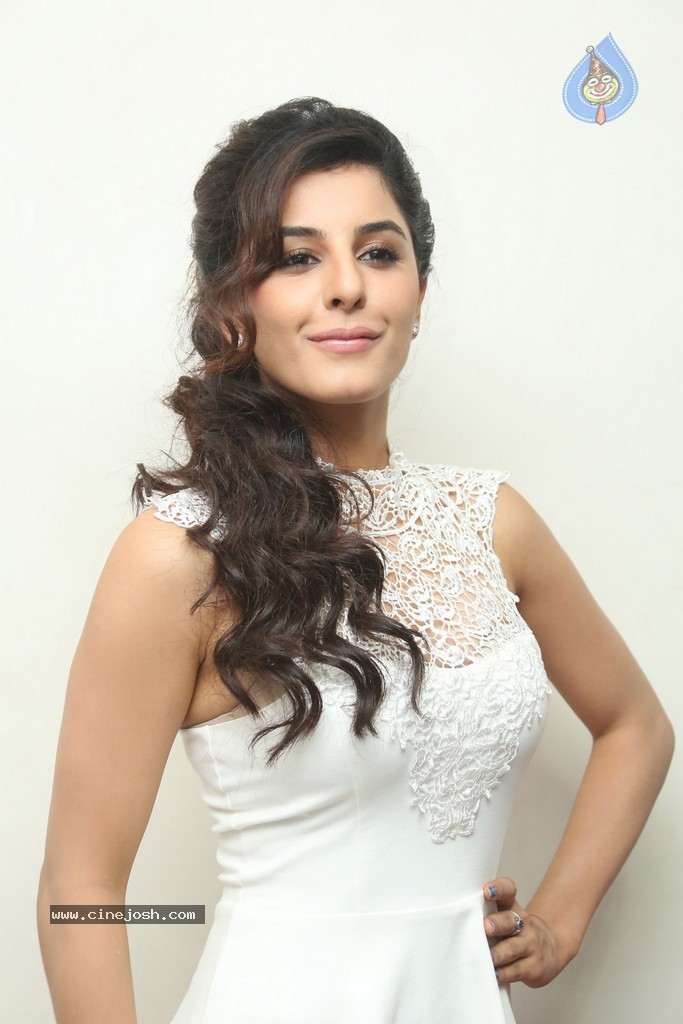 Isha Talwar Pics - 56 / 107 photos