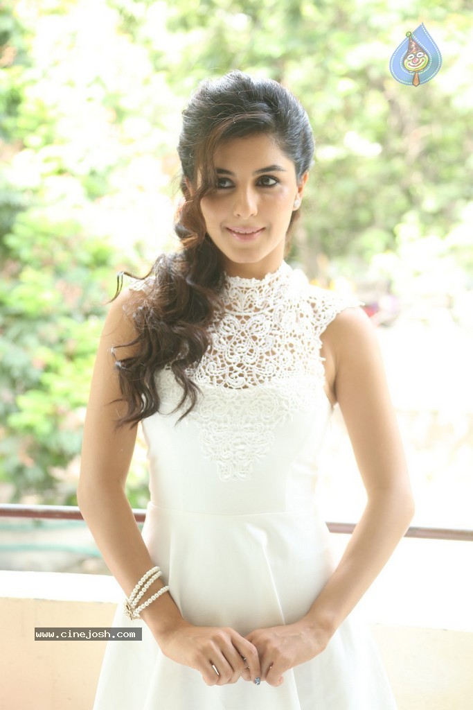 Isha Talwar Pics - 94 / 107 photos