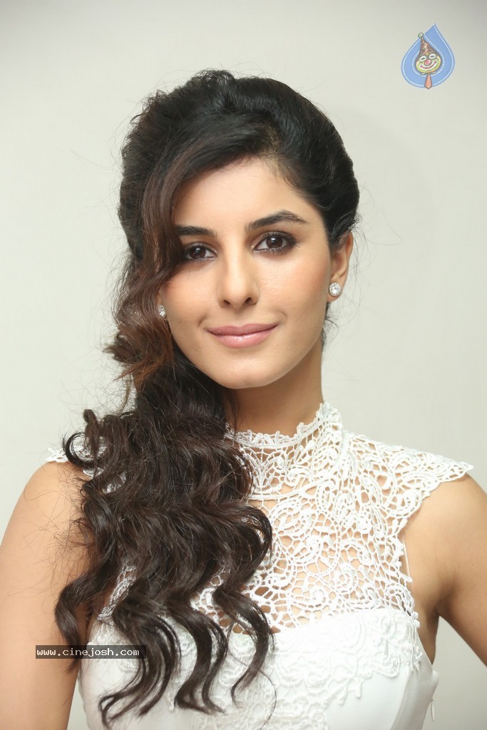 Isha Talwar Pics - 97 / 107 photos