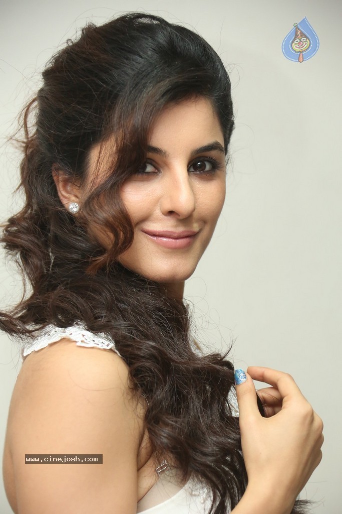 Isha Talwar Pics - 105 / 107 photos