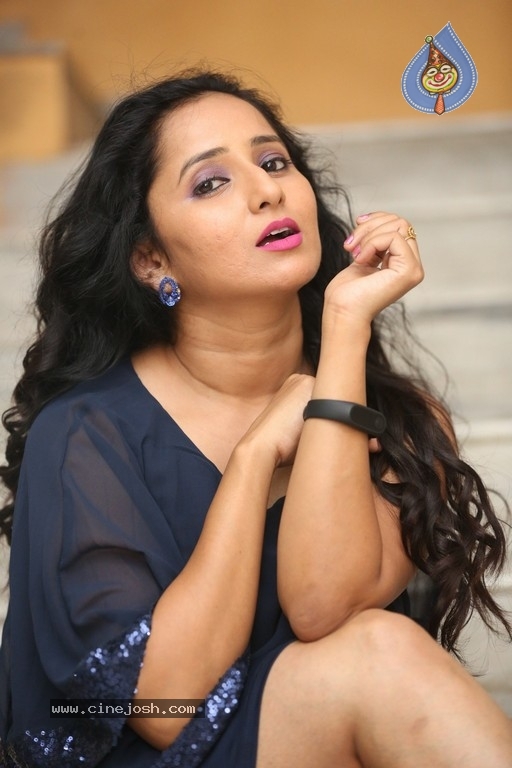 Ishika Singh Stills - 4 / 20 photos