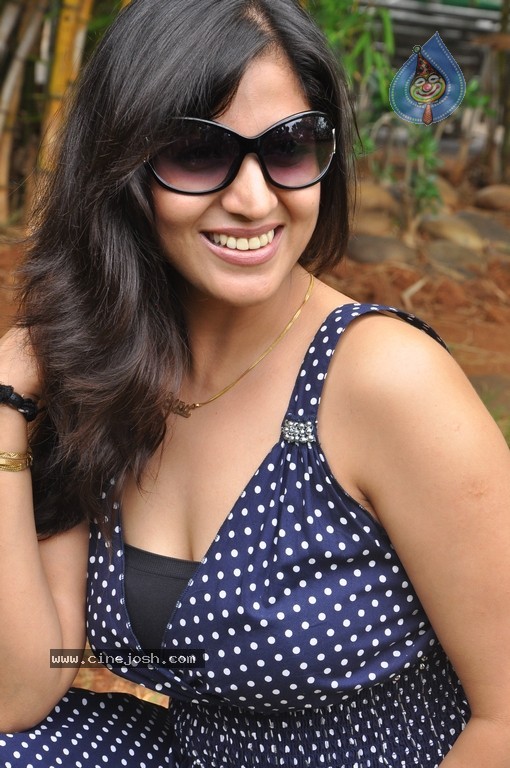 Janaitha Stills - 20 / 30 photos