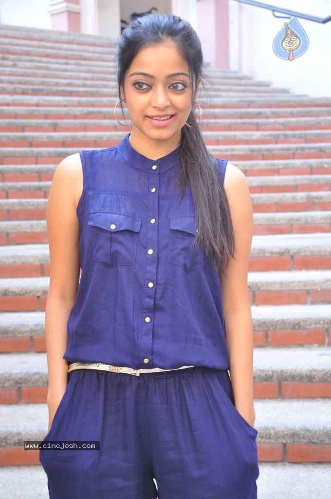 Janani Iyer Stills - 4 / 71 photos