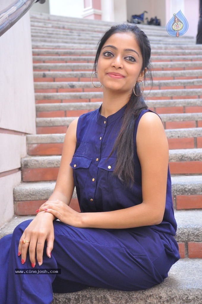 Janani Iyer Stills - 7 / 71 photos