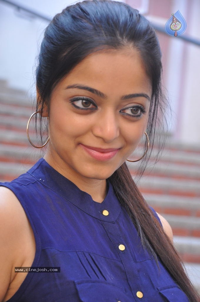 Janani Iyer Stills - 12 / 71 photos